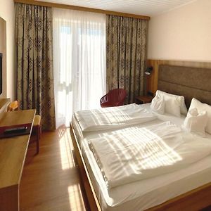 Zimmer mit Kingsize-Bett